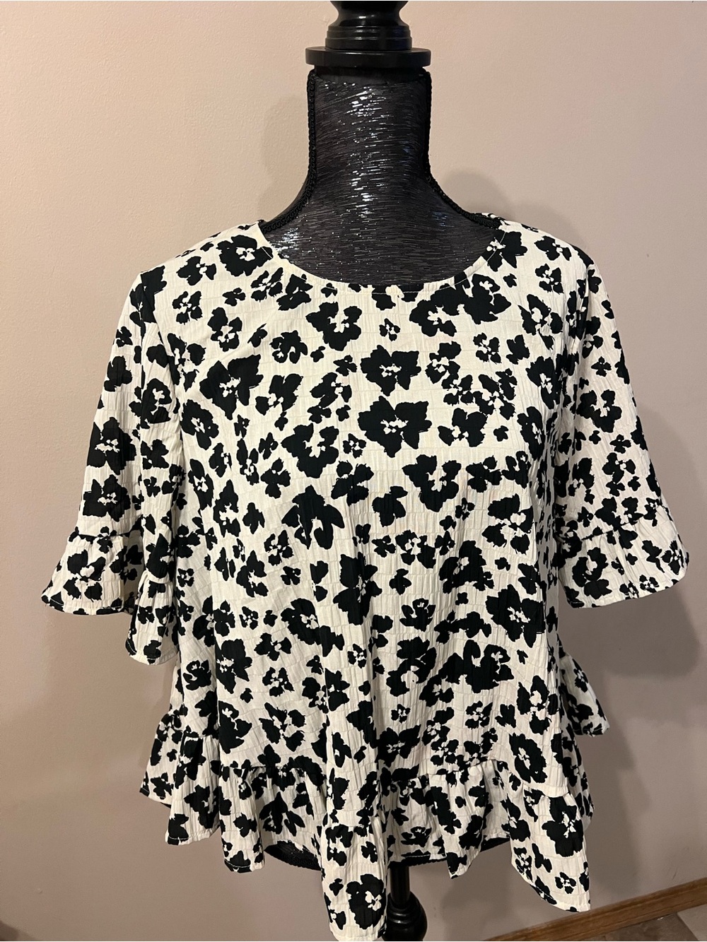 Charlie Paige Black and White Floral Ruffle-Hem Top
